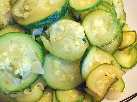 とっても簡単！！ズッキーニと玉ねぎの野菜炒め